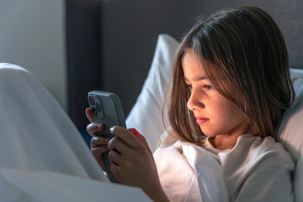 Analiză pe 9 milioane de tineri: Cum afectează timpul petrecut pe telefon sănătatea mintală și somnul 1