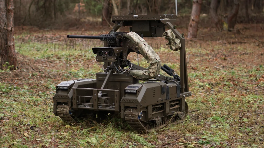 Un robot terestru ucrainean se apără de o dronă aeriană rusă – VIDEO 1